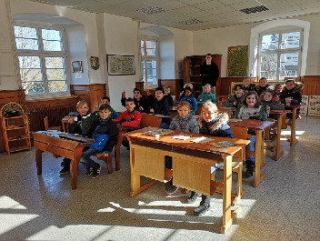 Schulklasse im neuen Schulmuseum