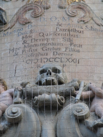 Epitaph ber dem Hauptportal Kirche Kirchhofen